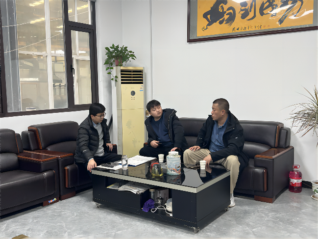 周经理与前来考察合作的客户沟通好色先生下载安装方案
