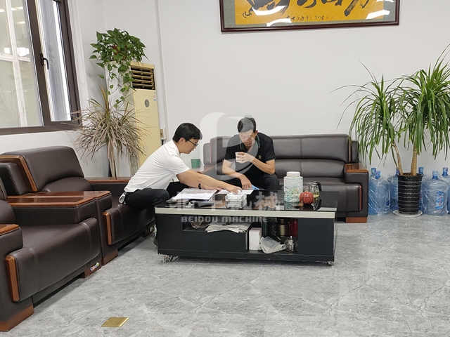周经理为客户介绍糠醛渣好色先生下载安装的相关技术知识