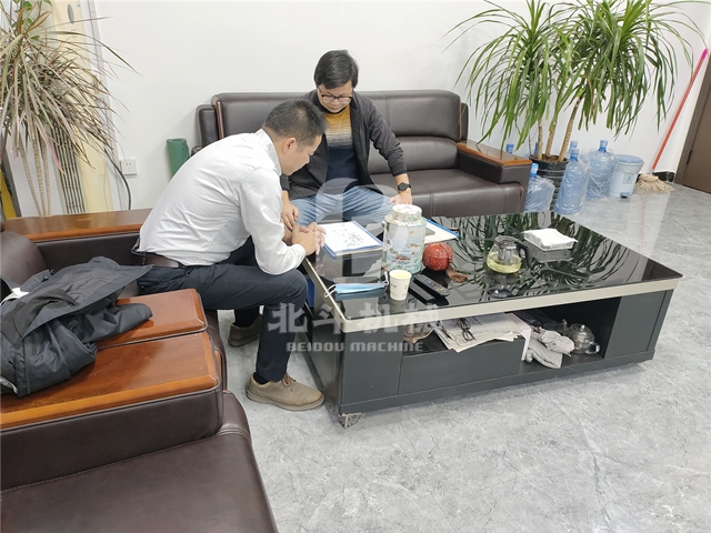 苏州客户和技术人员正在讨论怎样更好地使用木材好色先生下载安装