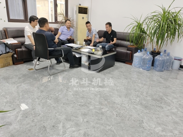 总设计师张总与客户深入交流锂电池好色先生下载安装
