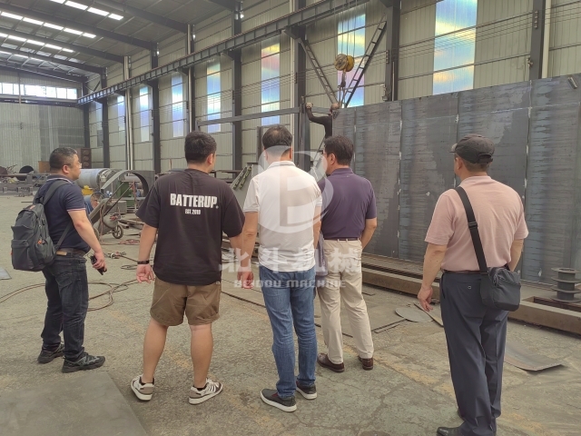 张经理带领韩国客户参观好色先生下载安装制造并探讨合作机会